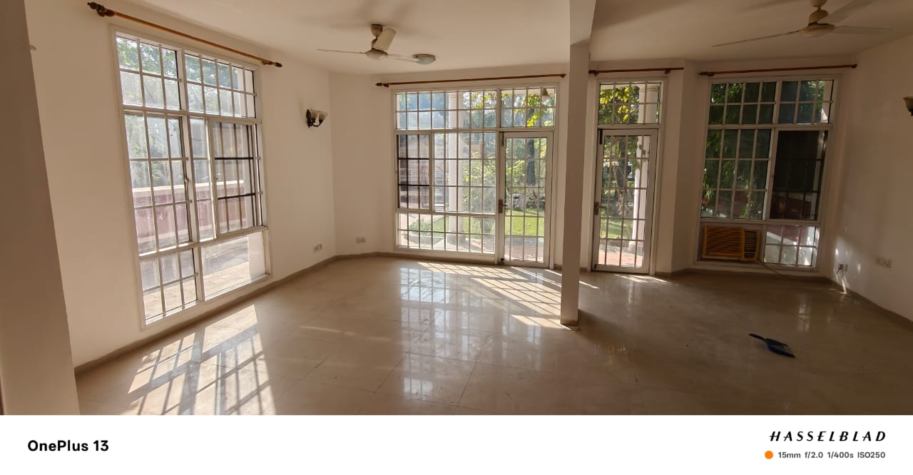 3 BHK + Servant Room Apartment For Sale in DLF Green Avenue