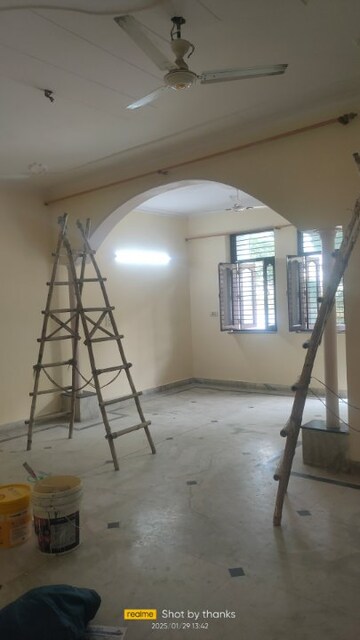 Room in 2.5 BHK Independent House at Tulip Mall, Sector 46 – for Rent