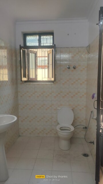 Bathroom in 2.5 BHK Independent House at Tulip Mall, Sector 46 – for Rent