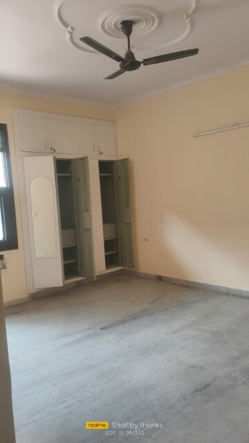 Room in 2.5 BHK Independent House at Tulip Mall, Sector 46 – for Rent