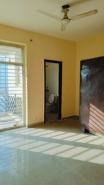 Room in 3 BHK Builder Floor at BPTP Park 81, Sector 81 – for Rent