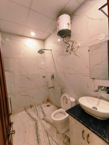 Bathroom in 2 BHK Builder Floor at SAS Tower, Sector 38 – for Rent
