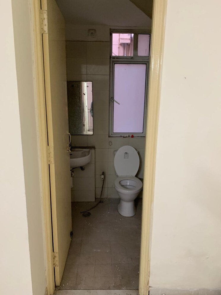 Bathroom, shiv-sai-ozone-park 2 Bedroom 1100 Sq.Ft. Apartment In Sector 86 Faridabad 8136506
