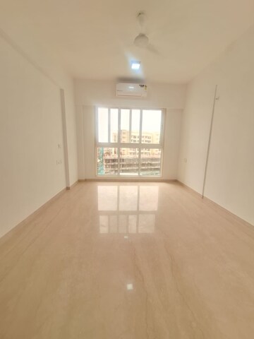 Room in 2 BHK Apartment at Sheth Vasant Oasis, Andheri East – for Rent