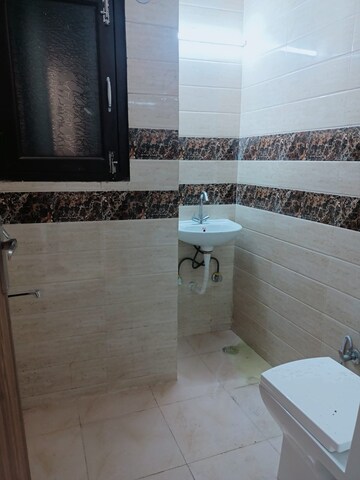 Bathroom in 1 BHK Builder Floor at Palm Residency Chhatarpur, Chattarpur – for Rent