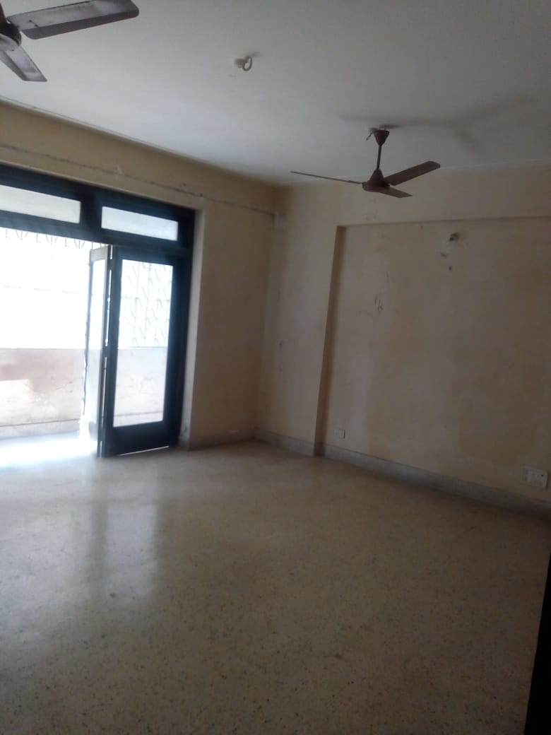 2 BHK + Extra Room Apartment For Sale in Colaba 
