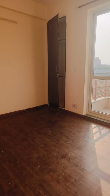 Room in 3 BHK Builder Floor at BPTP Parkland Pride, Sector 77 – for Rent