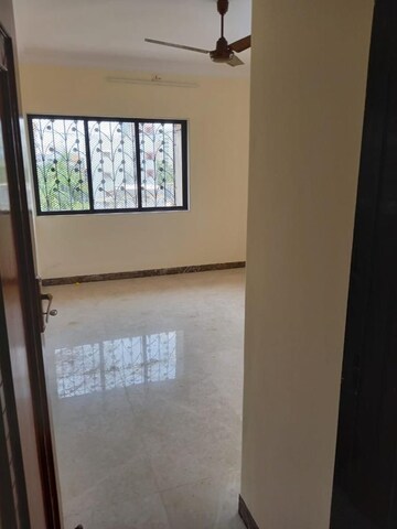 Room in 3 BHK Apartment at Dheeraj Swapna Apartment, Pali Hill – for Rent