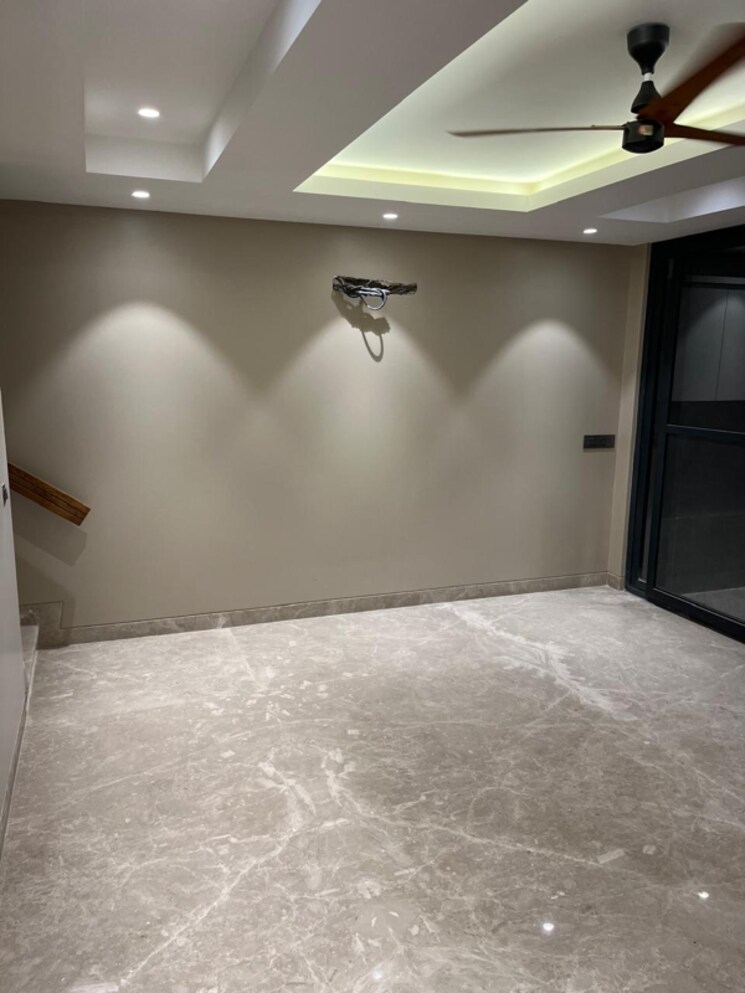 Room, sector 82 6+ Bedroom 300 Sq.Mt. Independent House In Sector 82 Noida 8136940