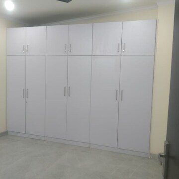 Room in 3 BHK Apartment at South Extension ii – for Rent