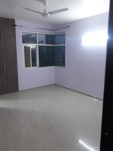 Room in 3 BHK Apartment at Omaxe New Heights, Sector 78 – for Rent