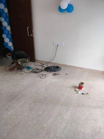Room in 1 BHK Apartment at Omkar Signet, Malad East – for Rent