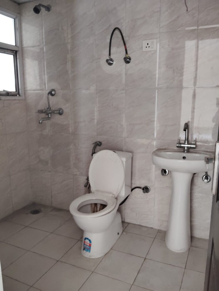 Bathroom, panchsheel-pebbles 3 Bedroom 1375 Sq.Ft. Apartment In Vaishali Sector 3 Ghaziabad 8137417