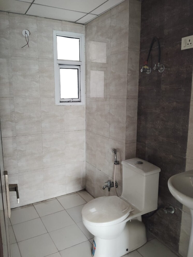 Bathroom, panchsheel-pebbles 3 Bedroom 1375 Sq.Ft. Apartment In Vaishali Sector 3 Ghaziabad 8137417