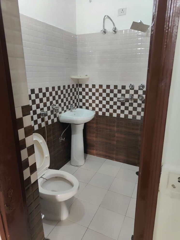 Bathroom, peer mucchalla 3 Bedroom 1200 Sq.Ft. Apartment In Peer Mucchalla Zirakpur 8137387