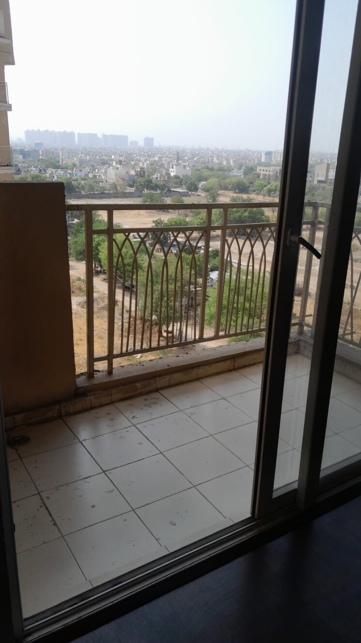 Balcony, mahagun-mywoods-iii 2 Bedroom 850 Sq.Ft. Apartment In Sector 16c Greater Noida Greater Noida 8137496