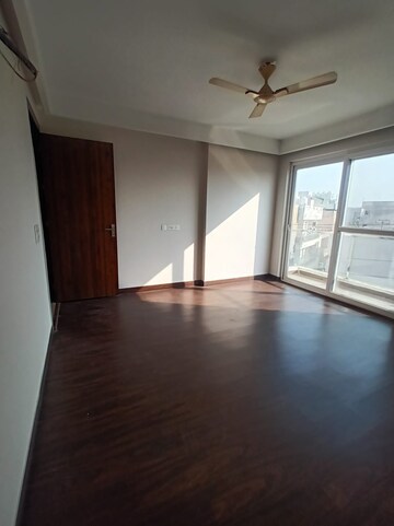 Room in 4 BHK Apartment at Ansal API Esencia, Sector 67 – for Rent