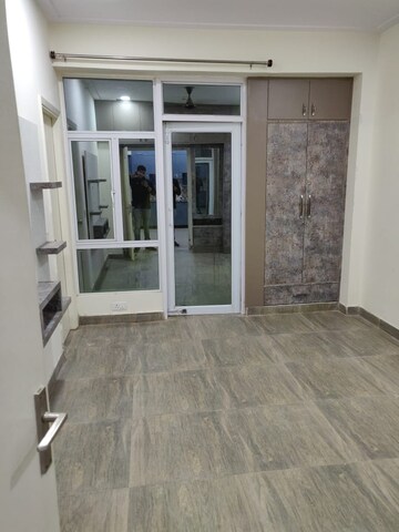 Room in 2.5 BHK Apartment at Mahagun Mywoods III, Sector 16c Greater Noida – for Rent