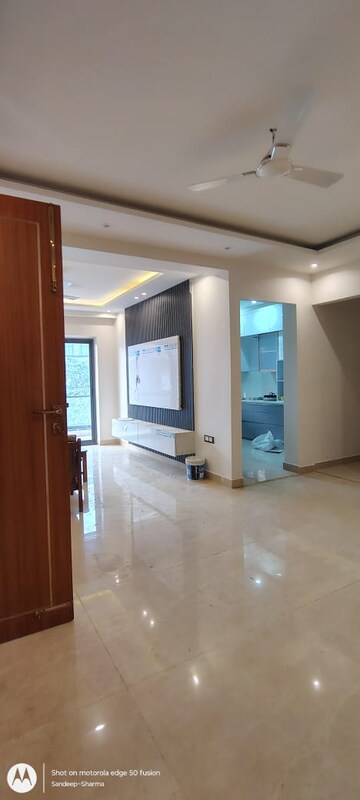 Room in 3 BHK Apartment at Mahagun Mywoods, Sector 16c Greater Noida – for Sale