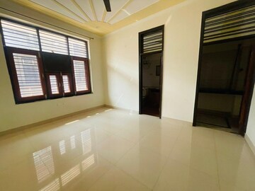 Room in 3 BHK Builder Floor at Ansal Plaza Sector-23, Sector 23 – for Rent
