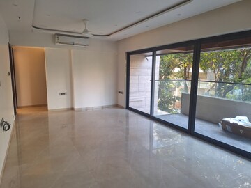 Room in 3 BHK Apartment at Khar West – for Rent