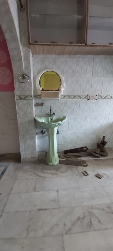 Bathroom in 2 BHK Builder Floor at Shalimar Apartments Shalimar Garden, Shalimar Garden – for Sale