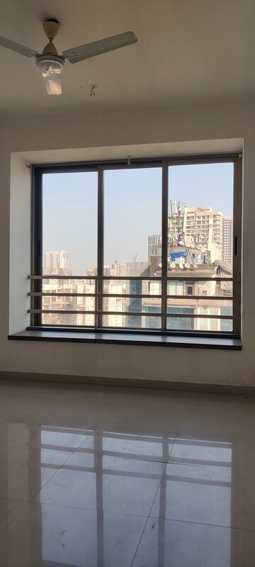 Room in 2.5 BHK Apartment at Oberoi Springs, Andheri West – for Rent