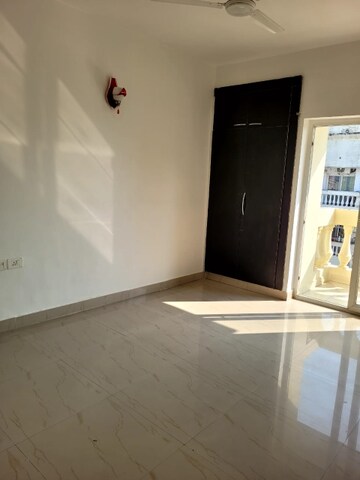 Room in 3.5 BHK Apartment at Amrapali Silicon City, Sector 76 – for Sale