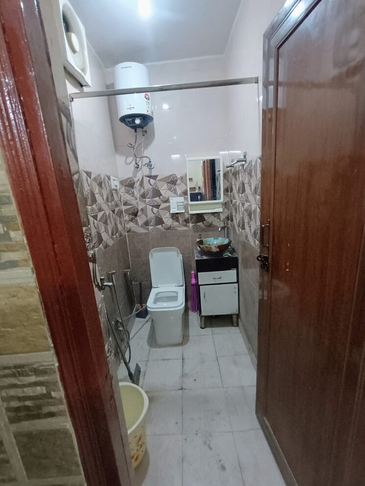 Bathroom, lucky-plaza 6 Bedroom 4200 Sq.Ft. Independent House In Vasundhara Sector 12 Ghaziabad 8139122