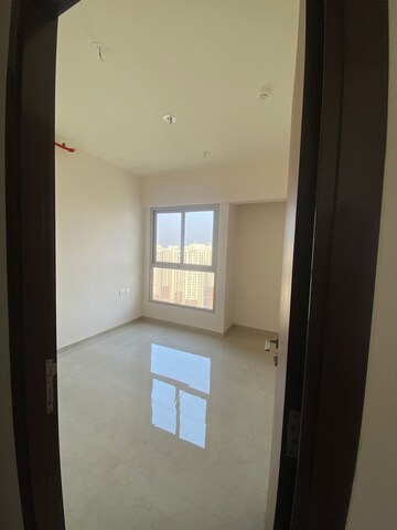 Room in 2 BHK Apartment at Piramal Vaikunth, Balkum Pada – for Rent