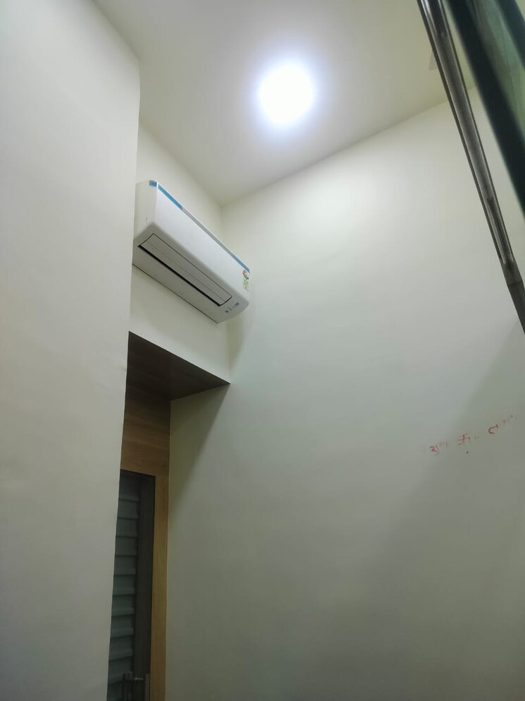 Room, express-zone Commercial Office Space 220 Sq.Ft. In Malad East Mumbai 8139029