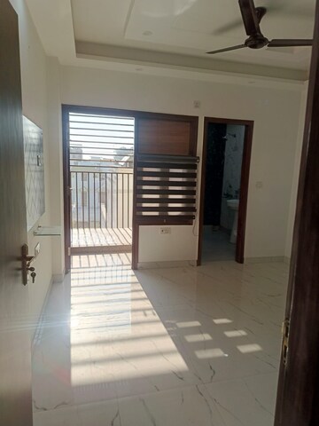 Room in 3 BHK Builder Floor at Sector 39 – for Rent