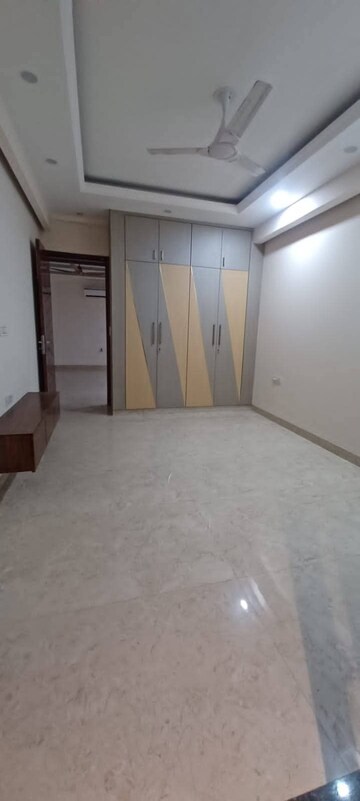 Room in 5 BHK Builder Floor at K World Royal Court, Sector 39 – for Rent
