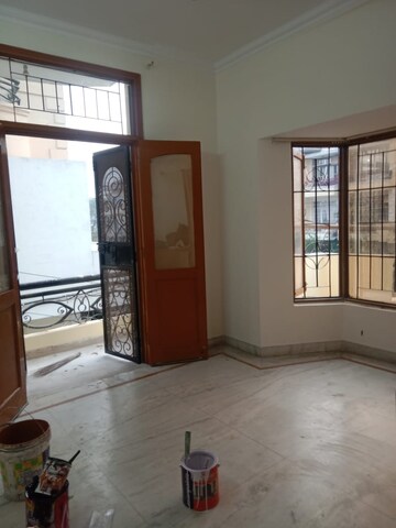 Room in 3 BHK Builder Floor at Uppal Southend, Sector 49 – for Rent