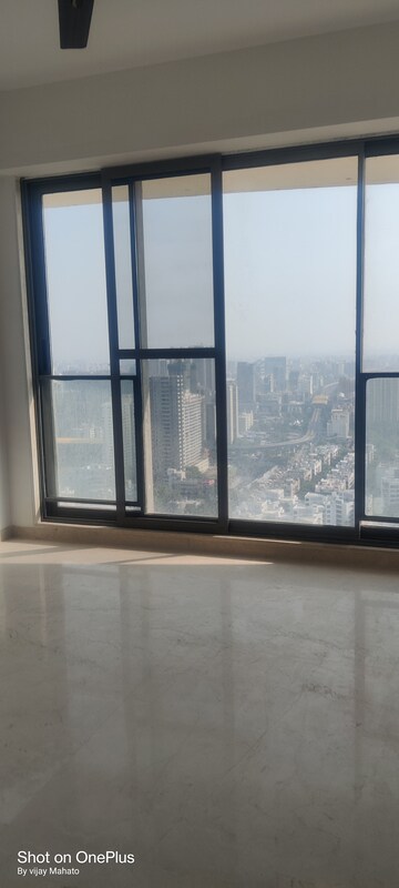 Room in 3 BHK Apartment at Oshiwara Mhada, Andheri West – for Rent