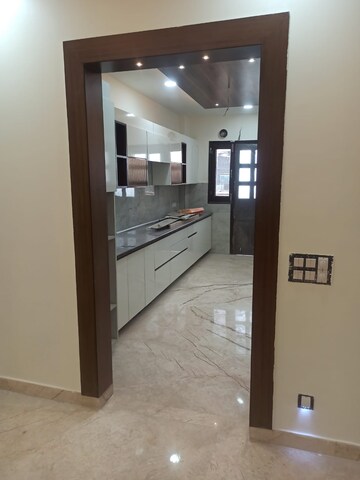 Room in 4 BHK Builder Floor at Unitech South City 1, South City 1 – for Rent