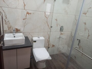 Bathroom in 4 BHK Builder Floor at Unitech South City 1, South City 1 – for Rent
