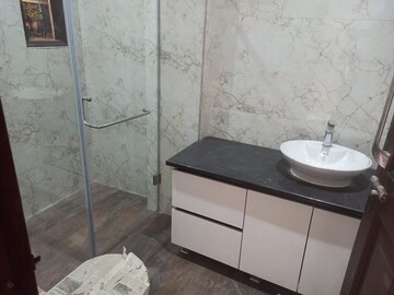 Bathroom in 4 BHK Builder Floor at Unitech South City 1, South City 1 – for Rent