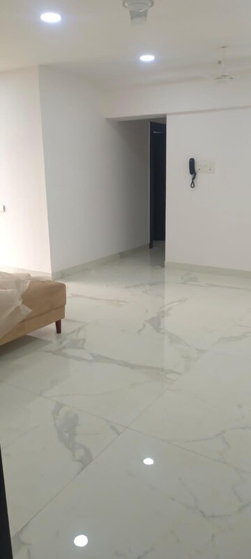 Room in 3 BHK Apartment at HDIL Metropolis Residences, Andheri West – for Rent