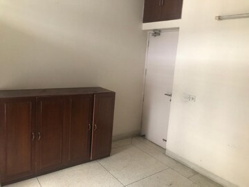Room in 3 BHK Builder Floor at Unitech Rodeo Drive, South City 2 – for Rent
