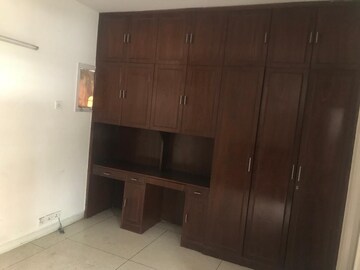 Furnished Amenities in 3 BHK Builder Floor at Unitech Rodeo Drive, South City 2 – for Rent