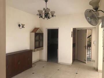 Room in 3 BHK Builder Floor at Unitech Rodeo Drive, South City 2 – for Rent