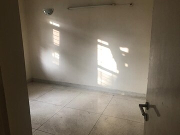 Room in 3 BHK Builder Floor at Unitech Rodeo Drive, South City 2 – for Rent
