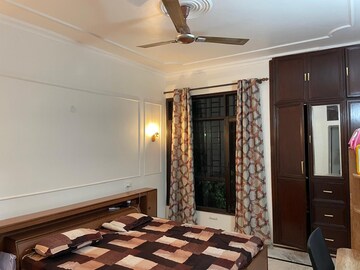 Living Room in 3 BHK Builder Floor at Auram Floor, South City 2 – for Rent