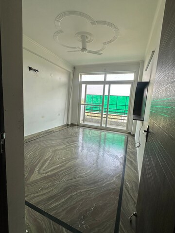 Room in 3 BHK Builder Floor at SS Southend Floors, South City 2 – for Rent