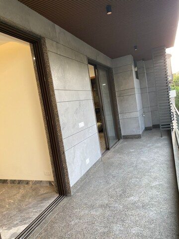 Building Lobby in 3 BHK Builder Floor at Ansal Sushant Lok I, Sector 43 – for Rent