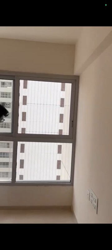 Room in 2 BHK Apartment at Piramal Vaikunth, Balkum Pada – for Rent