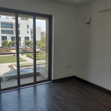 Room in 4 BHK Apartment at Tata Primanti-Executive Apartments, Sector 72 – for Rent