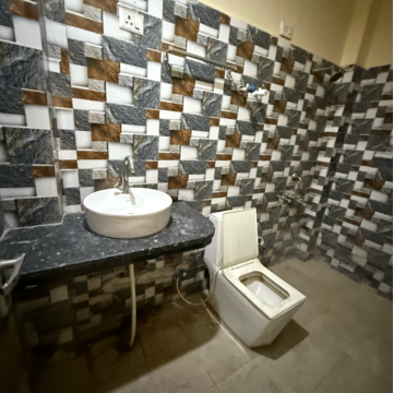 Team Area in 1.5 BHK Builder Floor at Sector 63a – for Rent