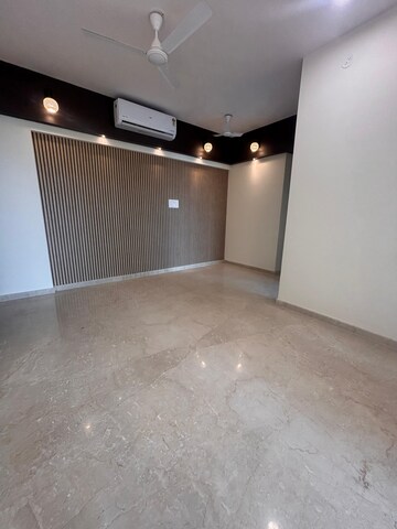 Room in 2 BHK Apartment at Vasant Oasis Phase 2, Andheri East – for Rent